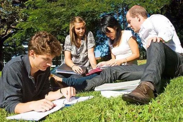 留学生太难！ 加拿大高校学费再次上调 某大学宣布缩减国际生名额！还得有身份！