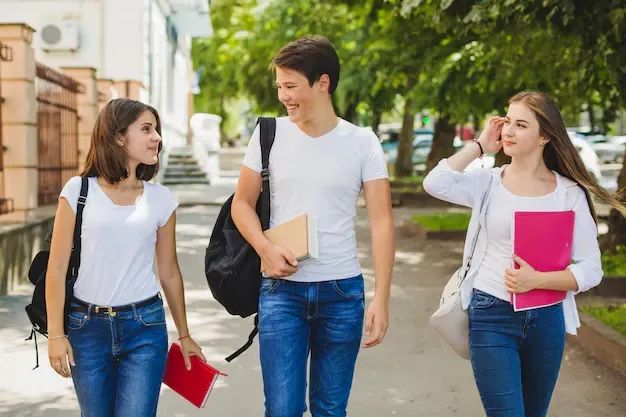 留学生太难！ 加拿大高校学费再次上调 某大学宣布缩减国际生名额！还得有身份！